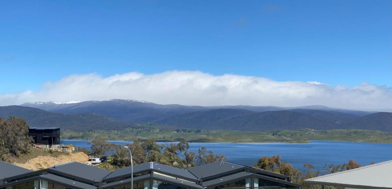 House 1, Modern 3 Bedroom Home, & Mountain Views With Fireplace Holiday home Jindabyne